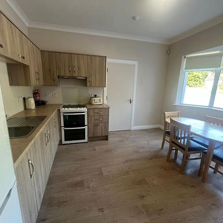 Yeats Lodge Self Catering Apartment And Bar Galway Bagian luar foto