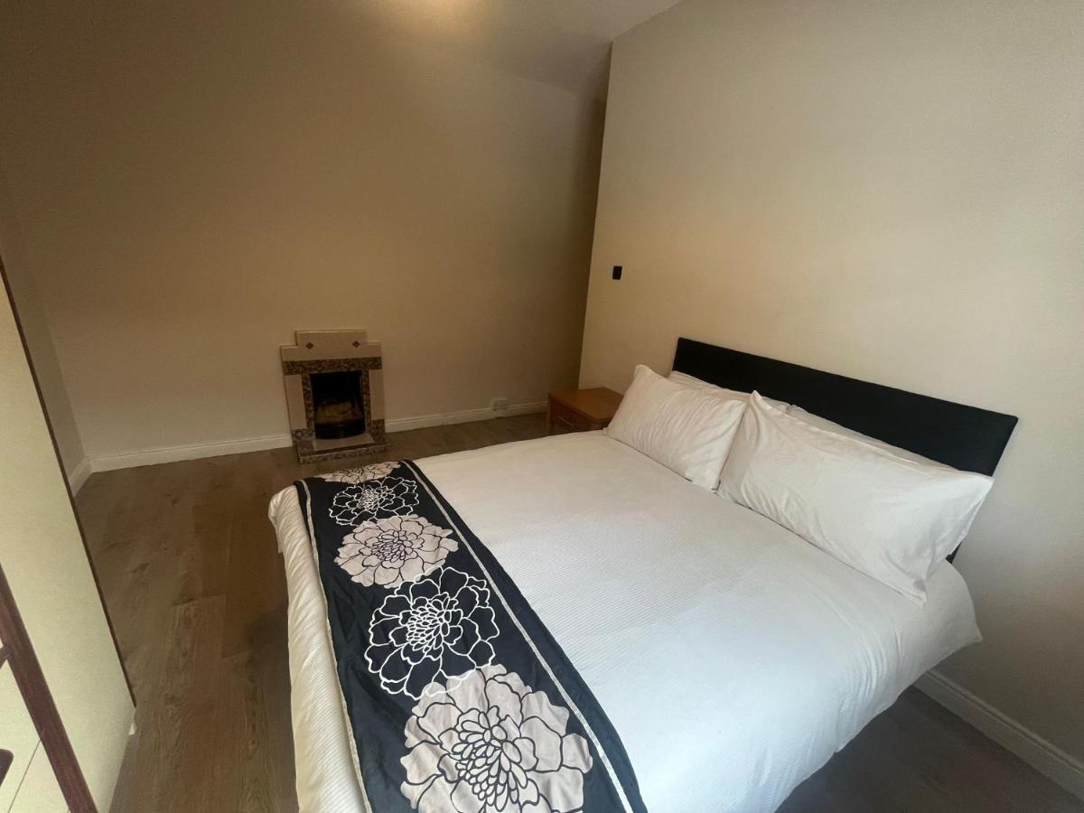 Yeats Lodge Self Catering Apartment And Bar Galway Bagian luar foto