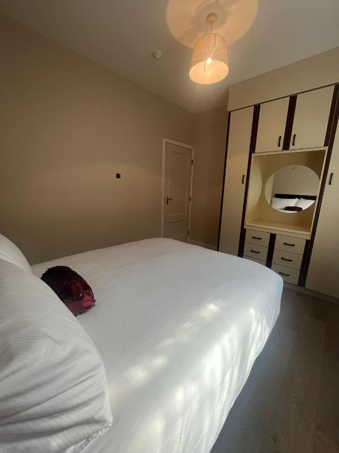 Yeats Lodge Self Catering Apartment And Bar Galway Bagian luar foto