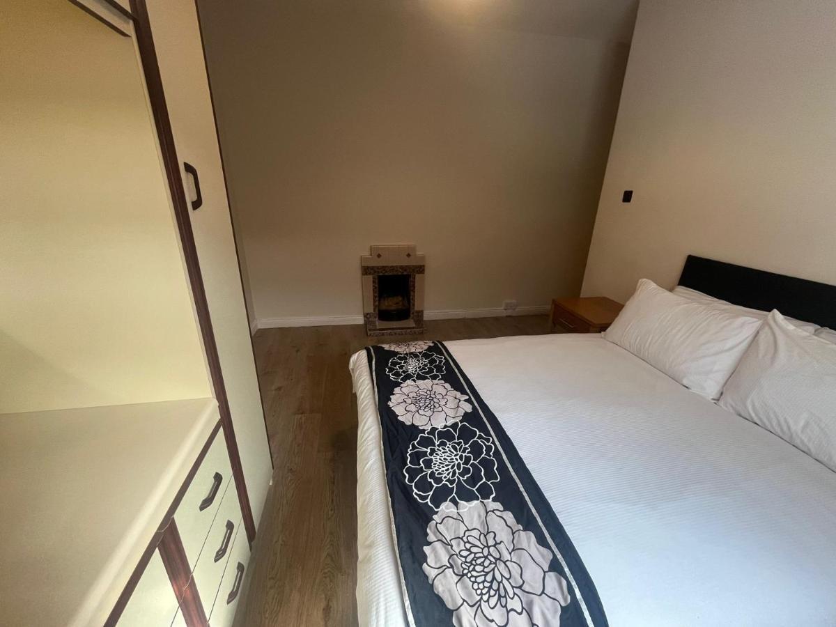 Yeats Lodge Self Catering Apartment And Bar Galway Bagian luar foto
