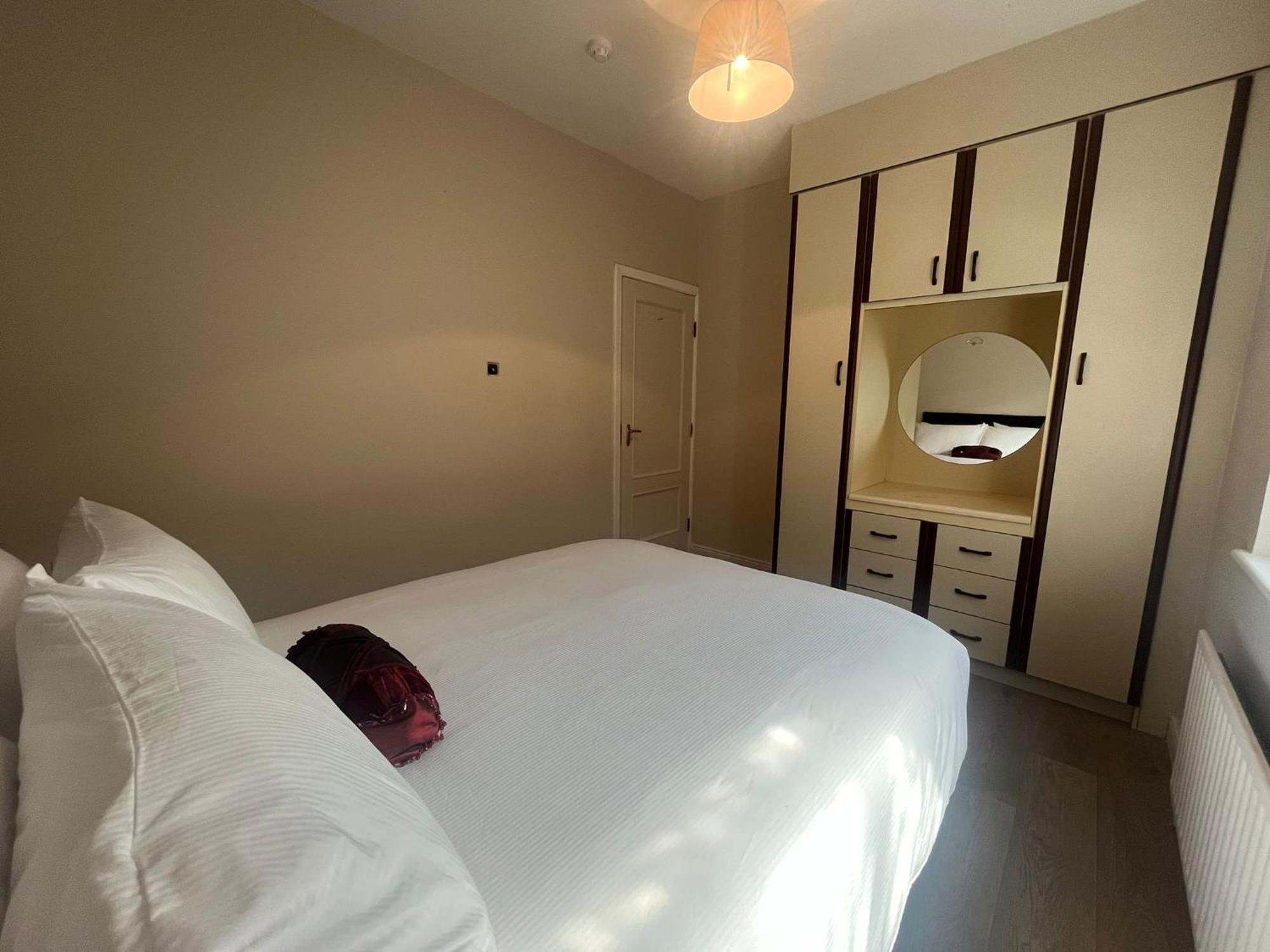 Yeats Lodge Self Catering Apartment And Bar Galway Bagian luar foto