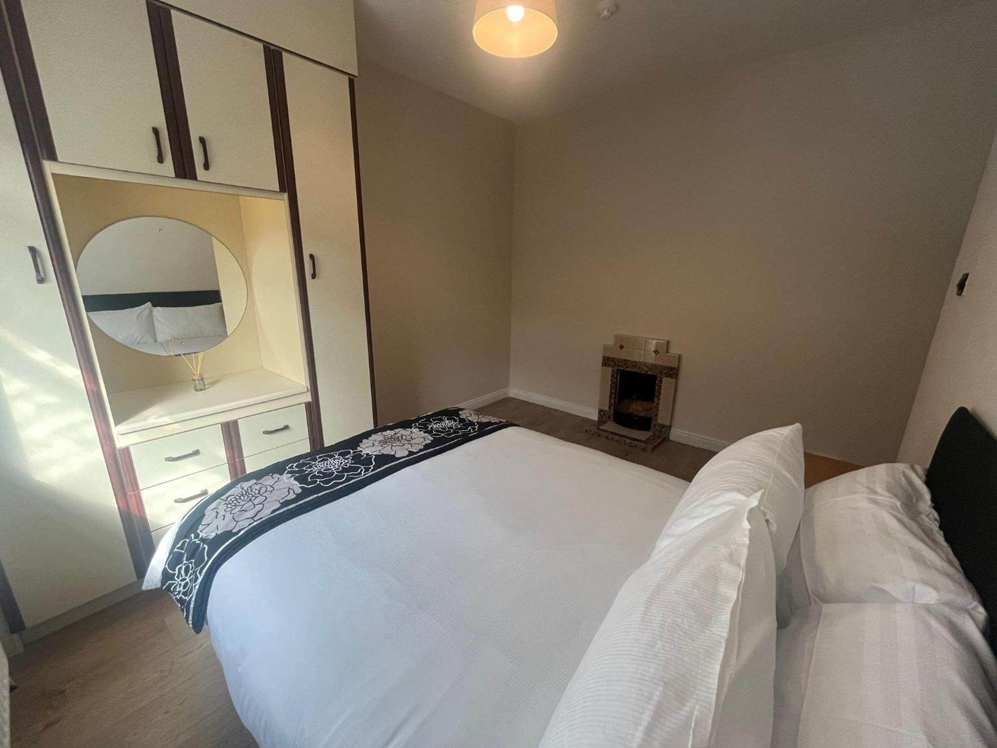 Yeats Lodge Self Catering Apartment And Bar Galway Bagian luar foto