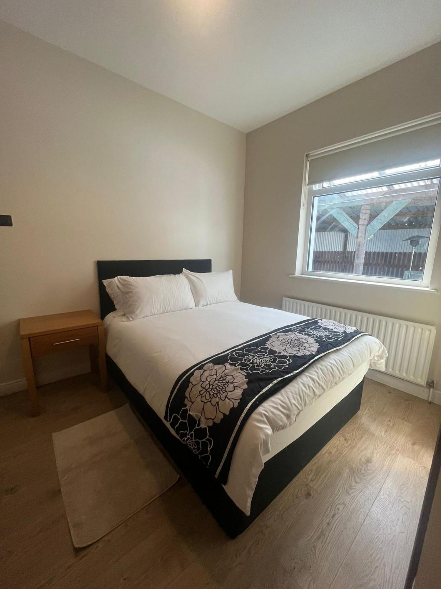 Yeats Lodge Self Catering Apartment And Bar Galway Bagian luar foto